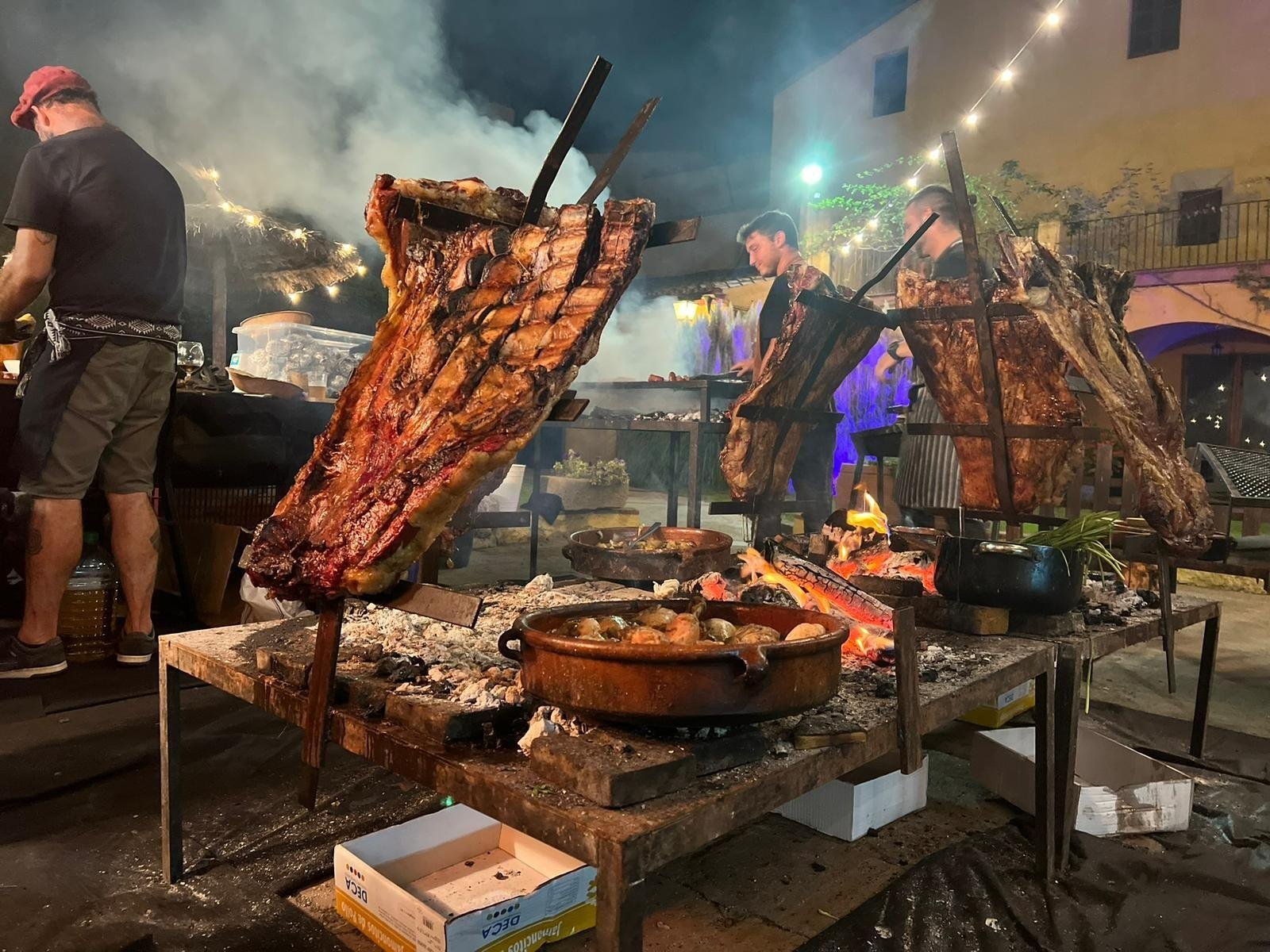 Evento nocturno con asado en vivo y ambiente cálido
