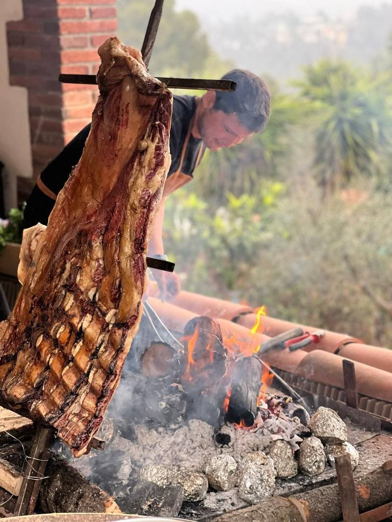 Costillar a la cruz junto al fuego