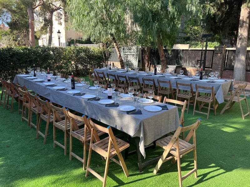 Mesa larga preparada para un evento corporativo al aire libre